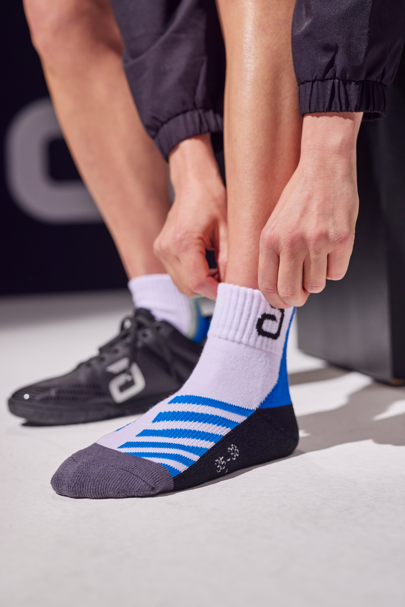 andro-Socke-Pace-2.0-weiss-blau-01-Action-360-021-040-72dpi